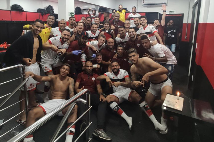 Jogadores do Atlético-GO comemoram conquista do acesso para a Série A