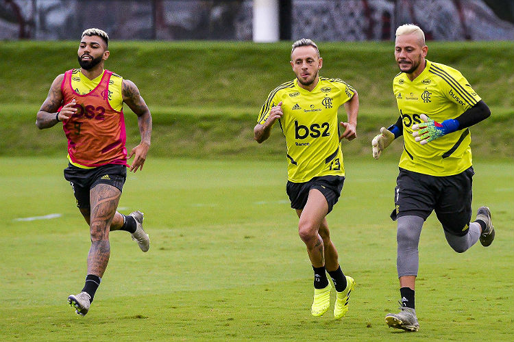 Gabriel (e) pode disputar último jogo pelo Flamengo no Maracanã