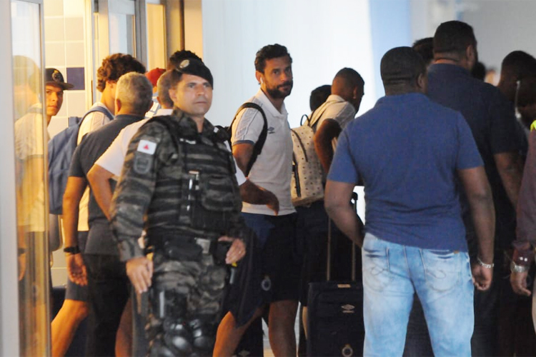 Jogadores do Cruzeiro chegaram a BH sob forte esquema de segurança