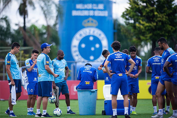 Adilson Batista tentará última cartada para salvar Cruzeiro da queda à Série B