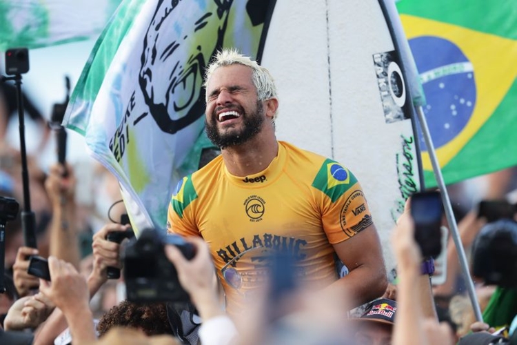 Ítalo Ferreira é carregado nas areias da praia de Pipeline em comemoração ao título mundial de surfe