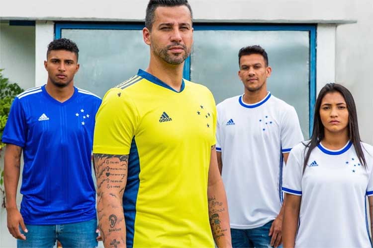 Éderson, Fábio, Henrique e Micaelly com a nova coleção de uniformes do Cruzeiro