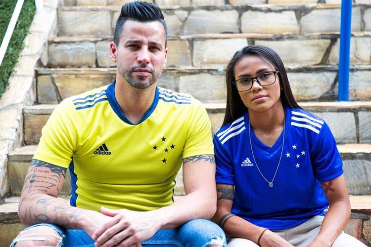 Fábio e Miriã com os novos uniformes do Cruzeiro, fabricados pela Adidas