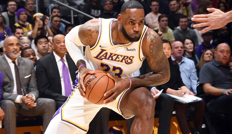 LeBron marcou 13 pontos e fez 13 assistências na vitória do Lakers
