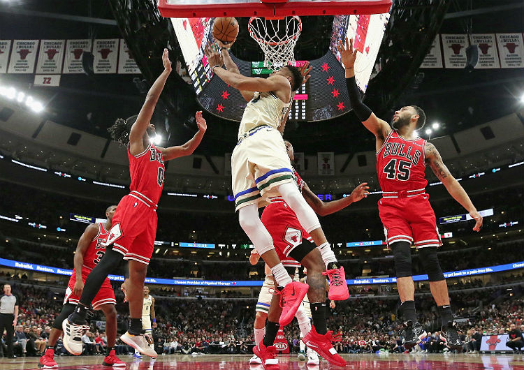 Recuperado de dores nas costas, Antetokounmpo brilha contra Bulls