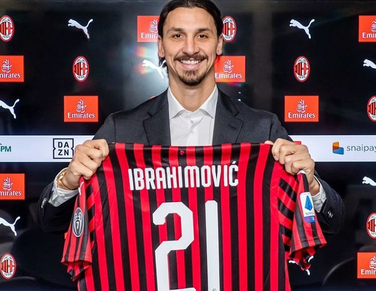 Ibrahimovic posa com a camisa 21 no retorno ao Milan