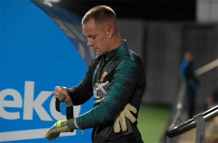 Ter Stegen está em tratamento de uma tendinopatia do joelho direito
