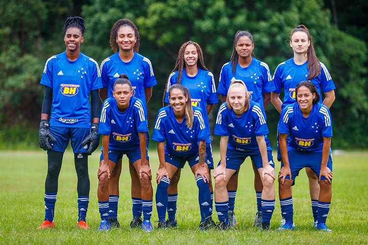 Elenco feminino do Cruzeiro se apresentou nesta segunda-feira
