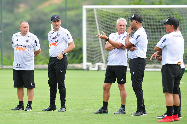 Dudamel ao lado de membros da comissão técnica do Atlético; apesar das influências,  técnico venezuelano prega 