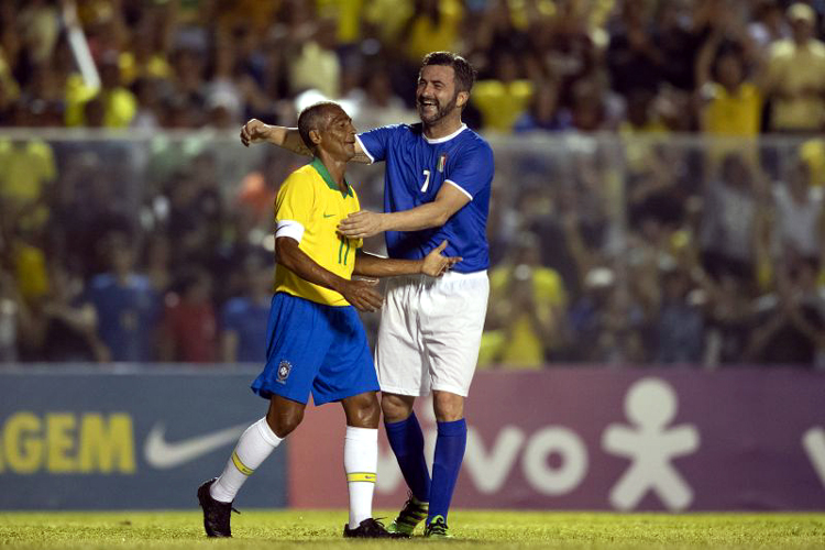 O ídolo Romário ganhou abraço de Panucci após ter um gol anulado por impedimento <BR>
