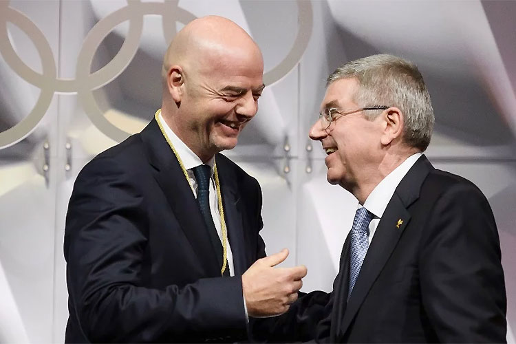 Gianni Infantino (esq) cumprimenta Thomas Bach, presidente do COI