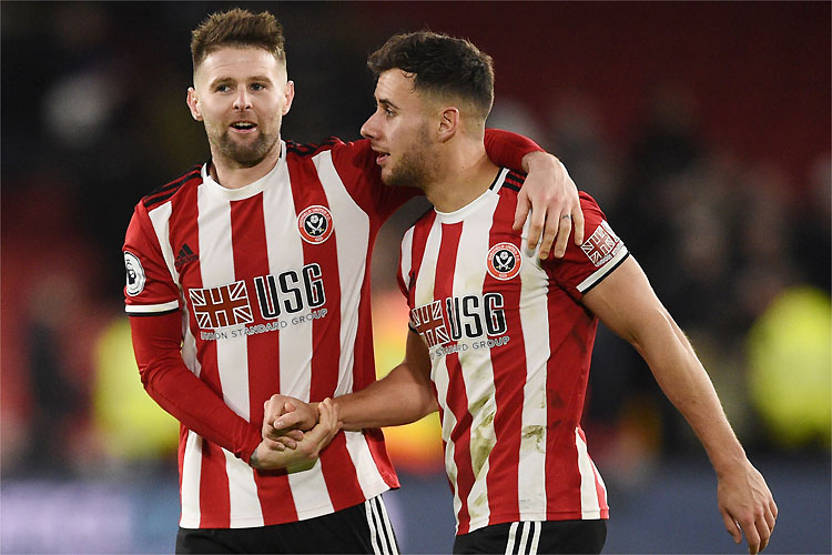 Oliver Norwood e George Baldock se cumprimentam depois da vitória