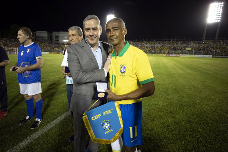 O presidente da CBF, Rogério Caboclo, e o astro Romário: uma trégua nos embates políticos <br>