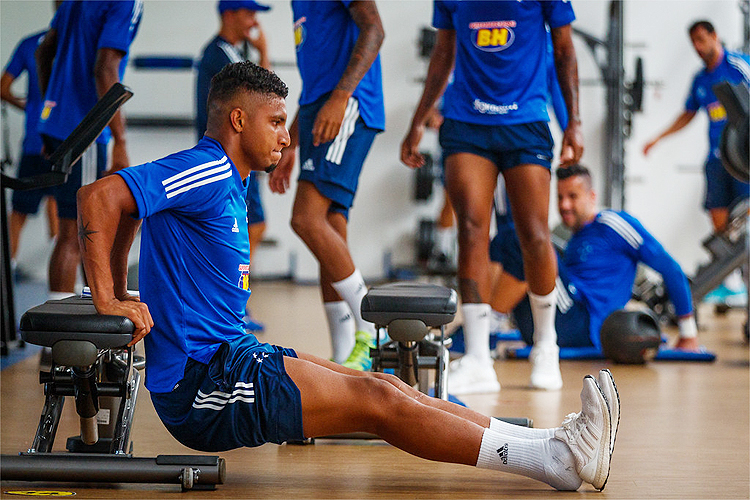 Éderson chegou a treinar na Toca da Raposa II, mas decidiu entrar na Justiça contra o clube