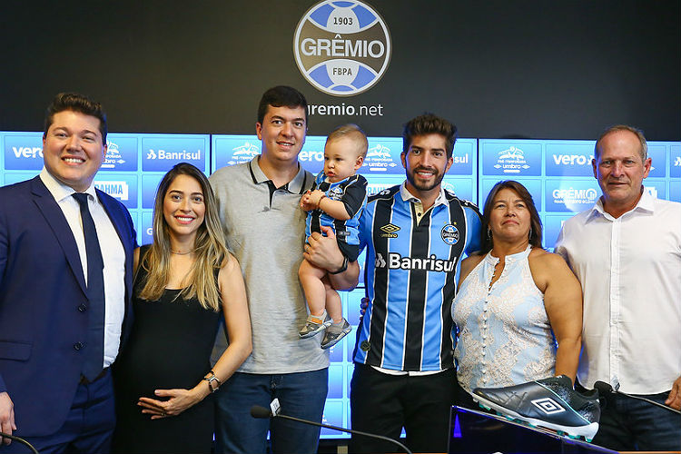 Lucas Silva posa ao lado da família em apresentação no Grêmio