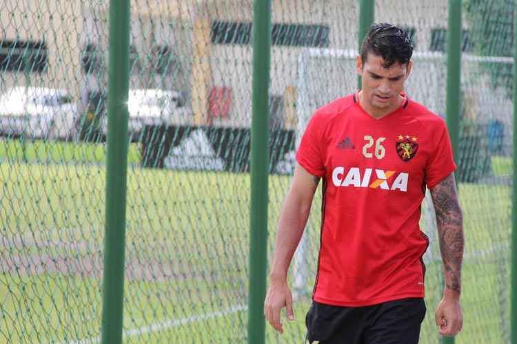 Mark González foi criticado pelo presidente Milton Bivar: "piada de contratação"