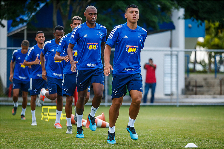 Jovens jogadores se encaixam dentro da realidade financeira do Cruzeiro