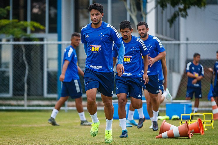 Zagueiro Leo foi um dos que aceitaram redução salarial para ficar no clube
