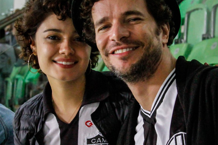 Twitter oficial do Atlético postou a foto do casal de atores Daniel de Oliveira e Sophie Charlotte