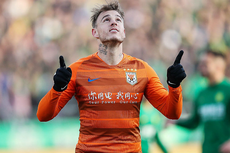 Róger Guedes joga no Shandong Luneng, da China
