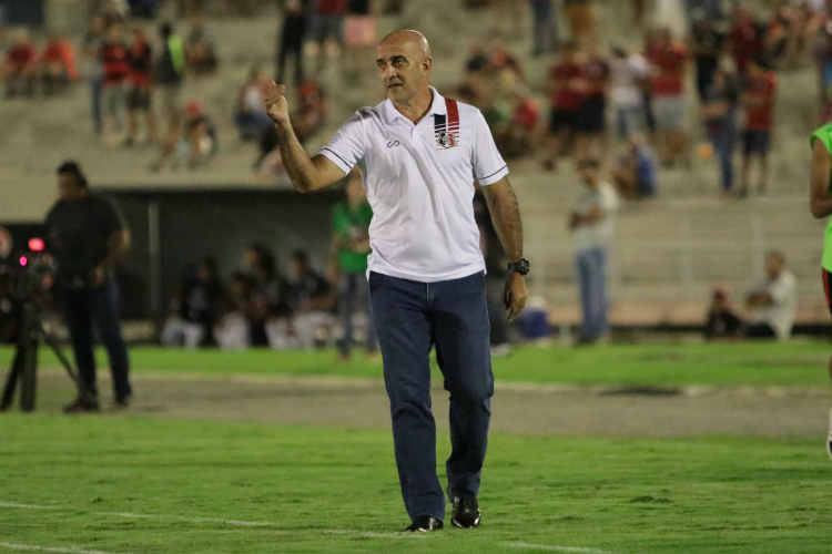 "Falo isso porque quando as coisas não dão certo, o primeiro a responder é o treinador", disse