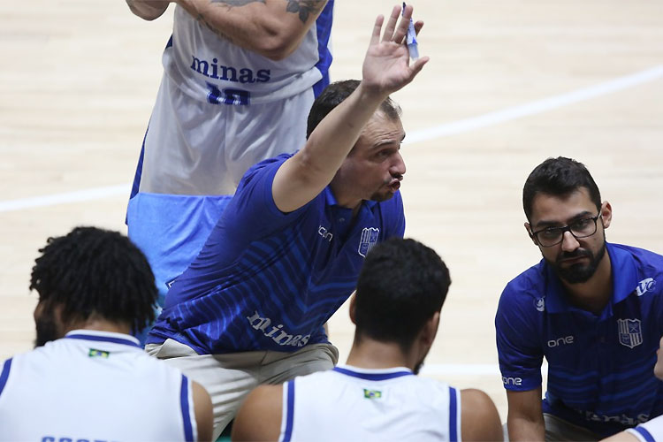 Técnico Léo Costa e os jogadores buscam mais uma vitória como mandante
