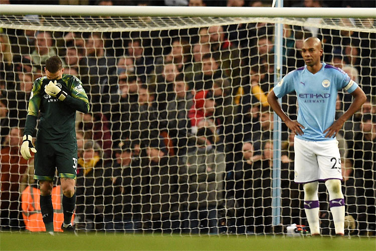 Fernandinho marca contra as próprias redes no tropeço do Manchester City