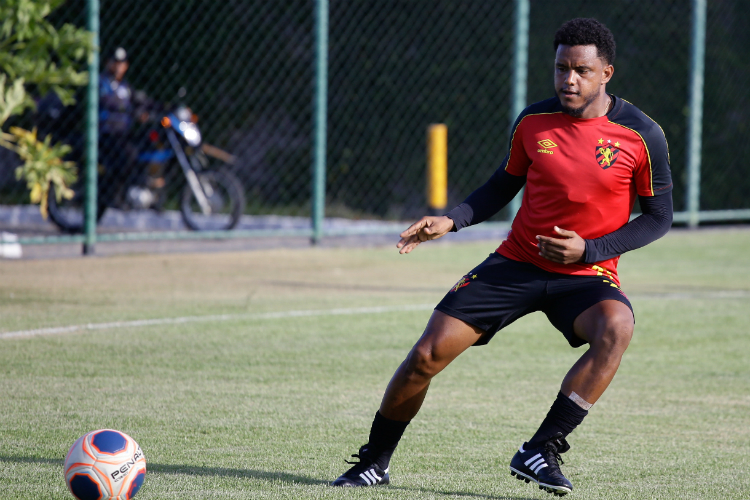 Jogador tem treinado há duas semanas no clube