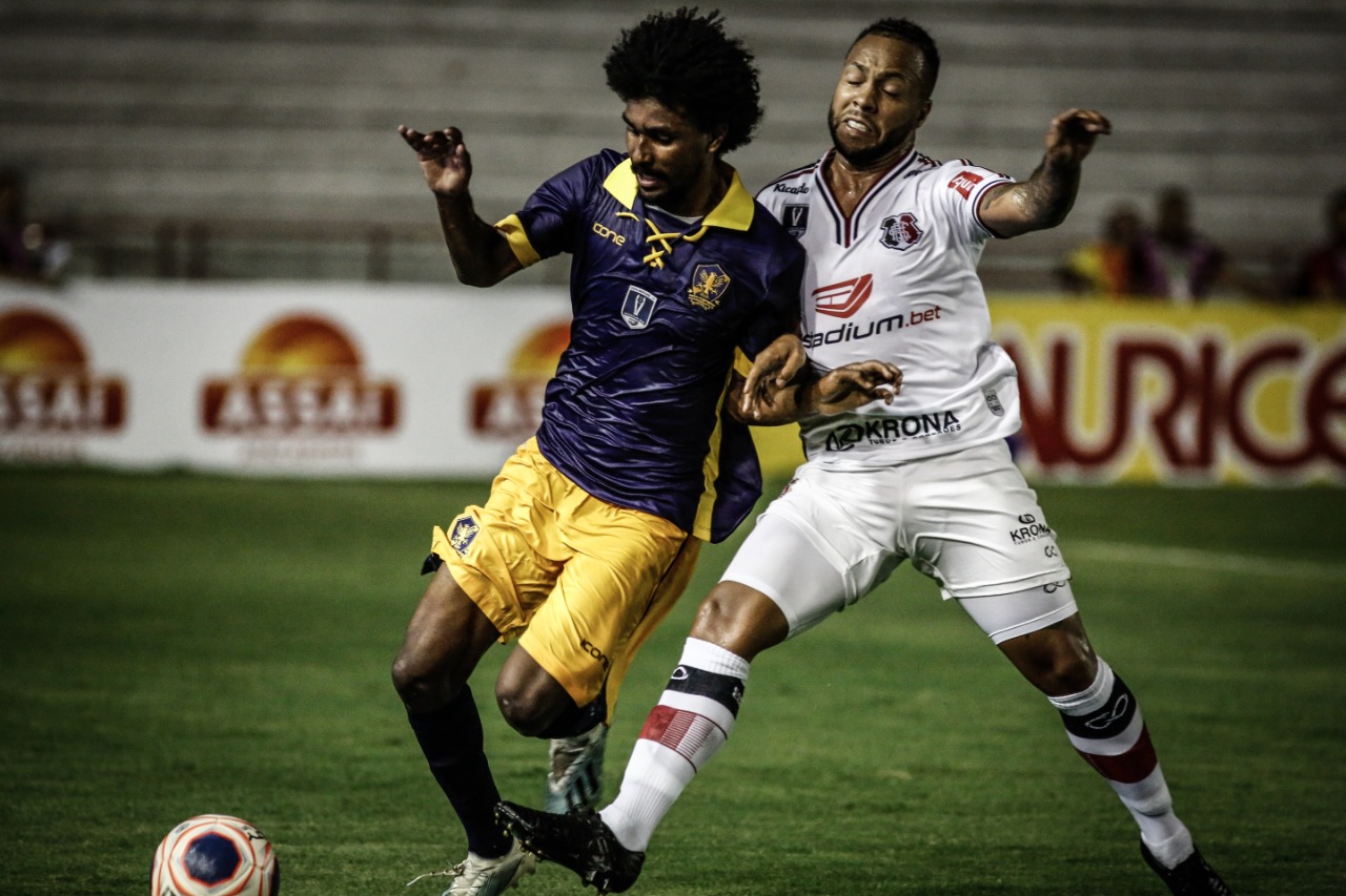 Volante comandou as ações do meio de campo e foi um destaques do duelo