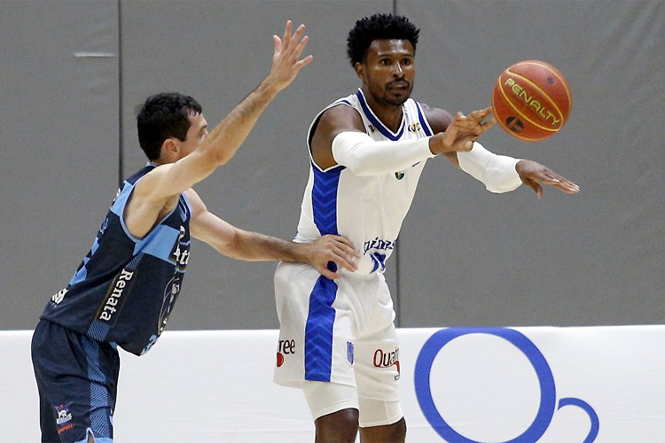 Leandrinho voltou em grande estilo, marcou 18 pontos e foi o cestinha
