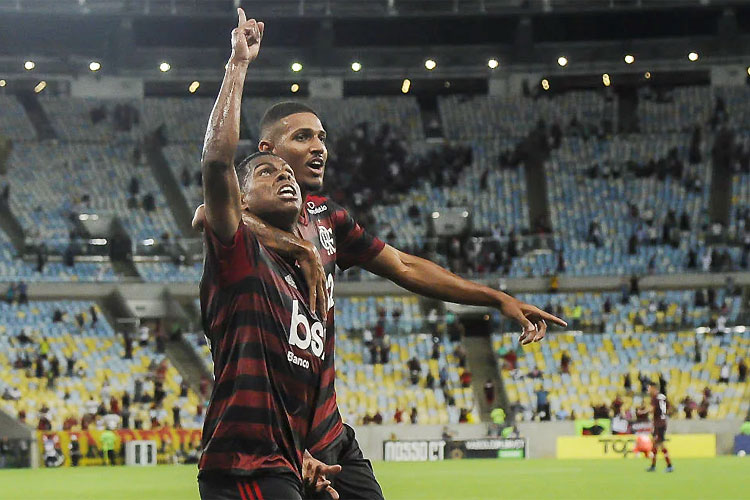 Lucas Silva comemora o gol do Flamengo diante do Vasco no Maracanã