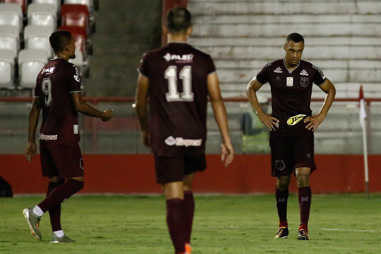 Mesmo jogando mal, Náutico teve chance de vitória desperdiçada aos 48 min do segundo tempo, com pênalti perdido