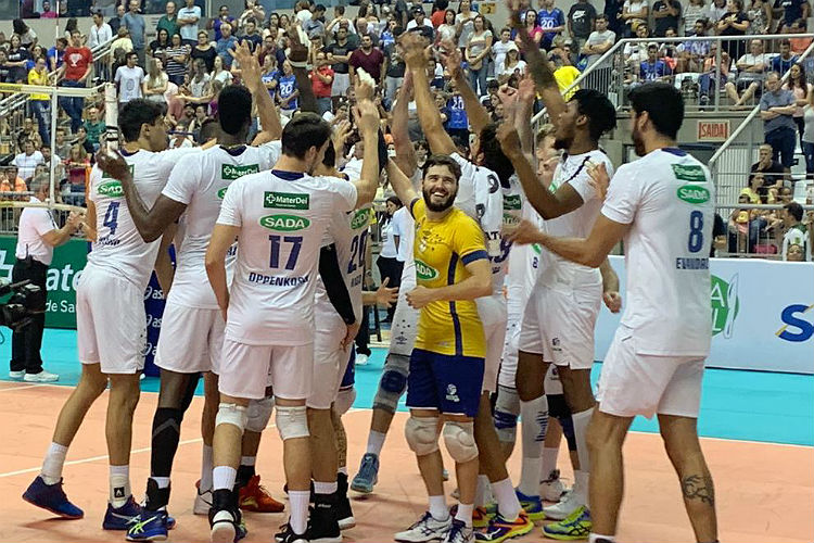 Jogadores do Cruzeiro comemoram classificação à final da Copa Brasil
