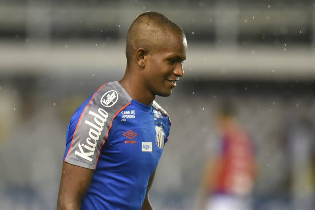 Aos 16 anos, Reyner fez sua estreia pelo Santos