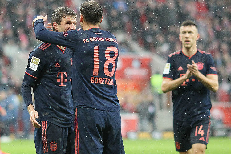 Bayern vence por 3 a 1 e assume liderança da Bundesliga 