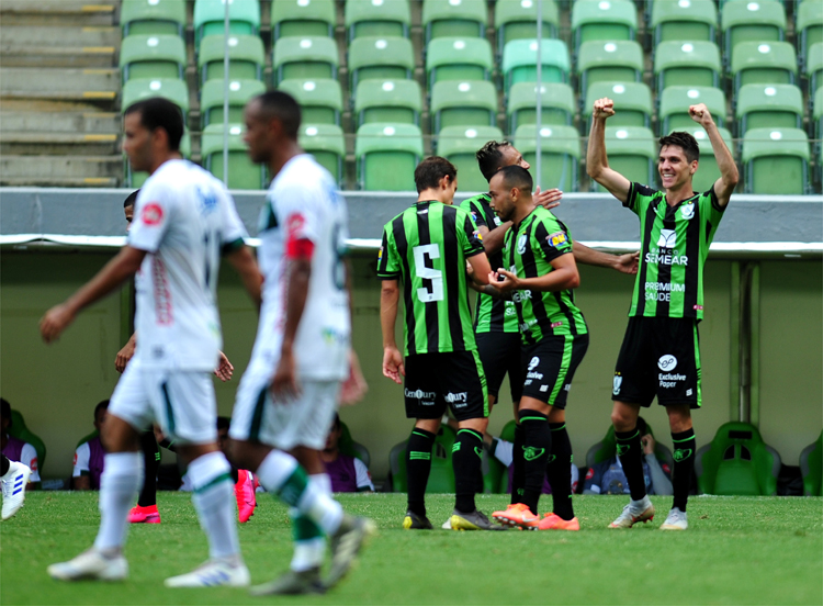 Armador Alê (à direita) marcou os dois primeiros gols do América sobre o Uberlândia