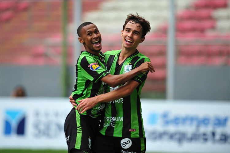 Ademir (à esquerda) se movimentou bastante no segundo tempo e fez o terceiro gol do Coelho
