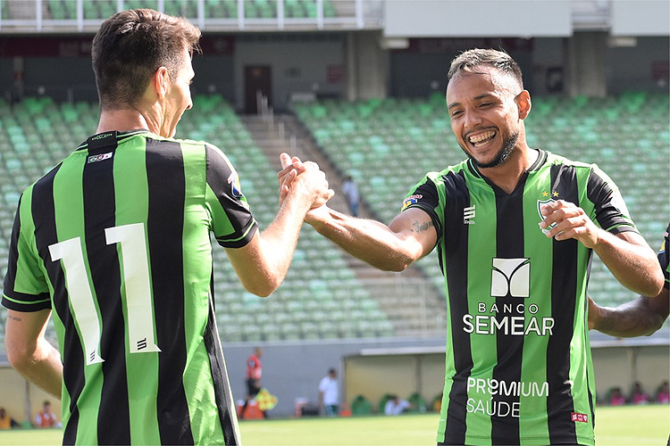 Felipe Augusto (à direita) deu assistência para Alê, porém perdeu três chances claras no jogo