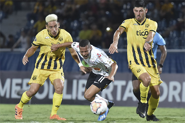 Janderson divide com paraguaios: Corinthians perde e terá que vencer em casa