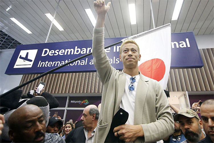 Honda foi recebido com muita festa pela torcida do Botafogo no aeroporto