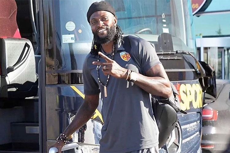 Aos 35 anos, Adebayor disputará a Copa Libertadores pelo Olimpia