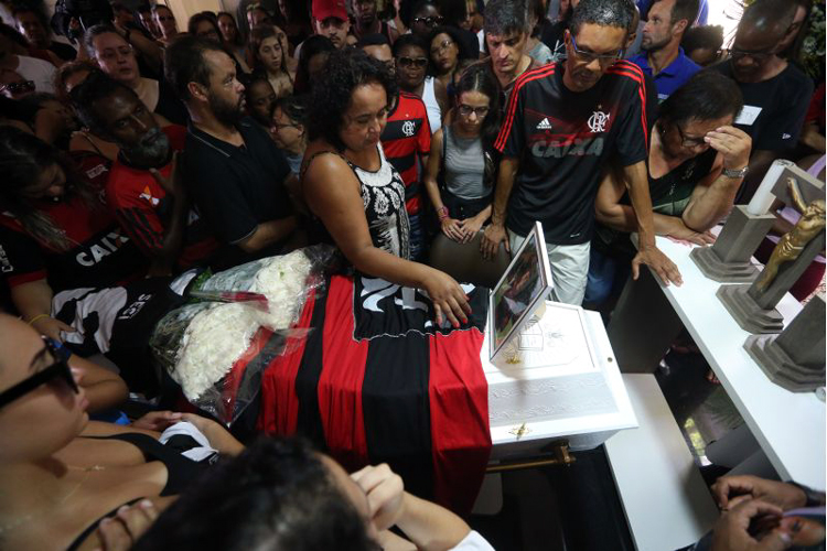 Funeral do jovem Arthur Vinicius, de 14 anos, vítima do incêndio ocorrido no CT do Flamengo <br>
