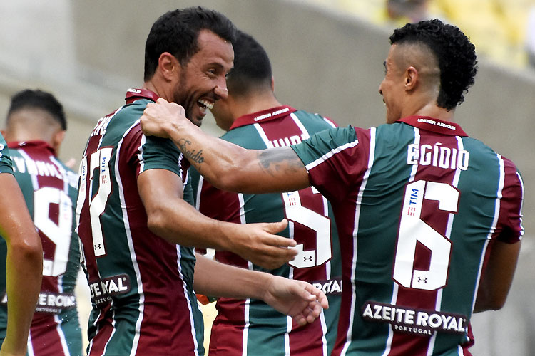 Nenê comemora com Egídio: camisa 17 foi o autor de gols na vitória tricolor