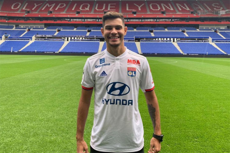 Bruno Guimarães foi anunciado oficialmente pelo Lyon