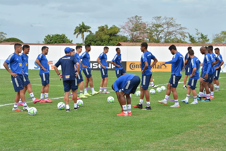 Cruzeiro fechou trabalhos com treino realizado no estádio que receberá partida nesta quinta-feira