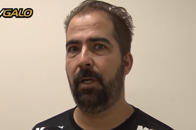 Preparador físico Otávio Neves em entrevista à TV Galo, em 2016