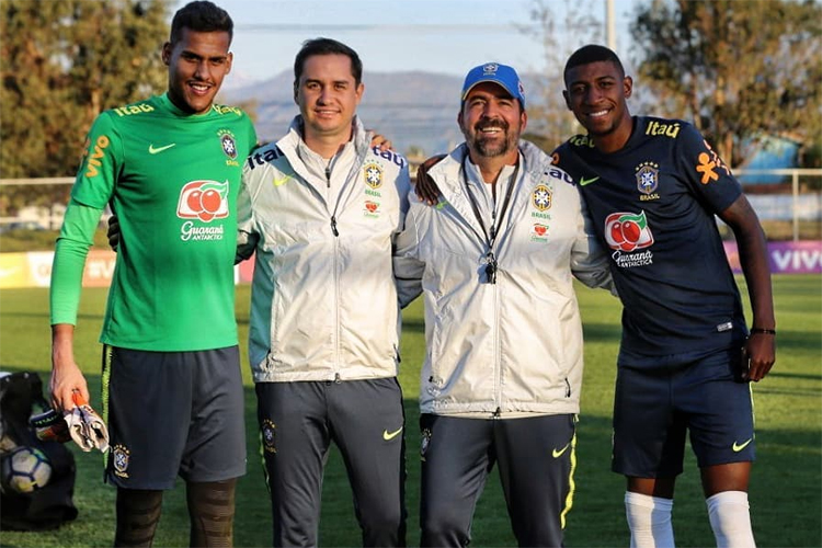 Otávio Neves (terceiro da esquerda para a direita) na Seleção Brasileira