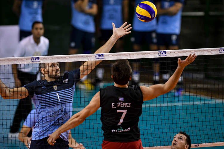 Bolívar, de azul, derrotou Juan Ferreira do Uruguai por 3 sets a 0