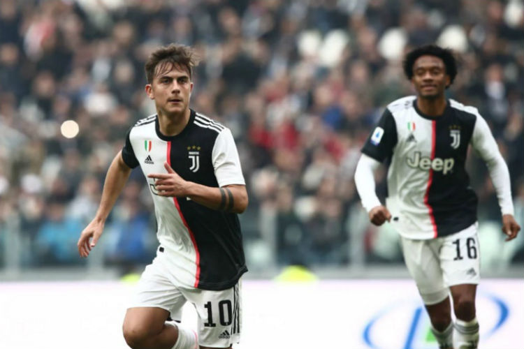 Paulo Dybala abriu o placar para a Juventus com um belo gol de falta