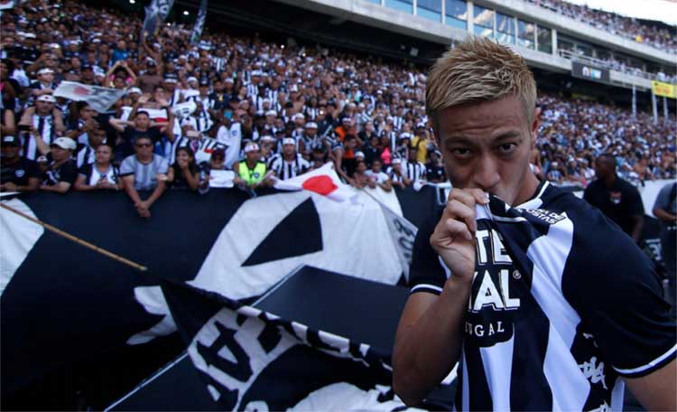 Vendas de camisa disparam com a chegada de Honda